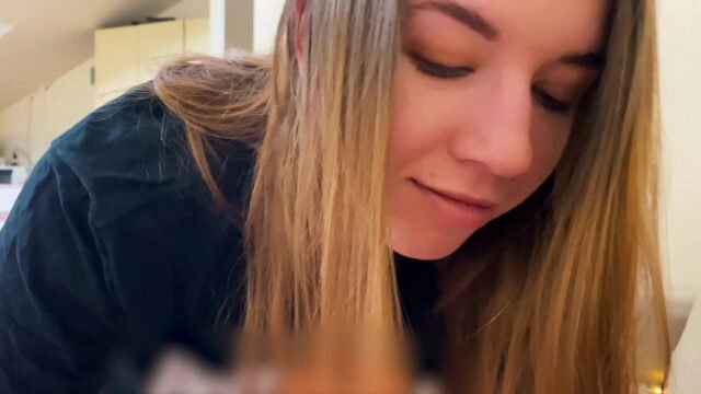 Snack Time Distraction: Amateur Oral Surprise